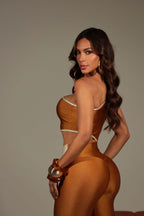 tuta intera metallizzata oro vista posteriore con monospalla su modella