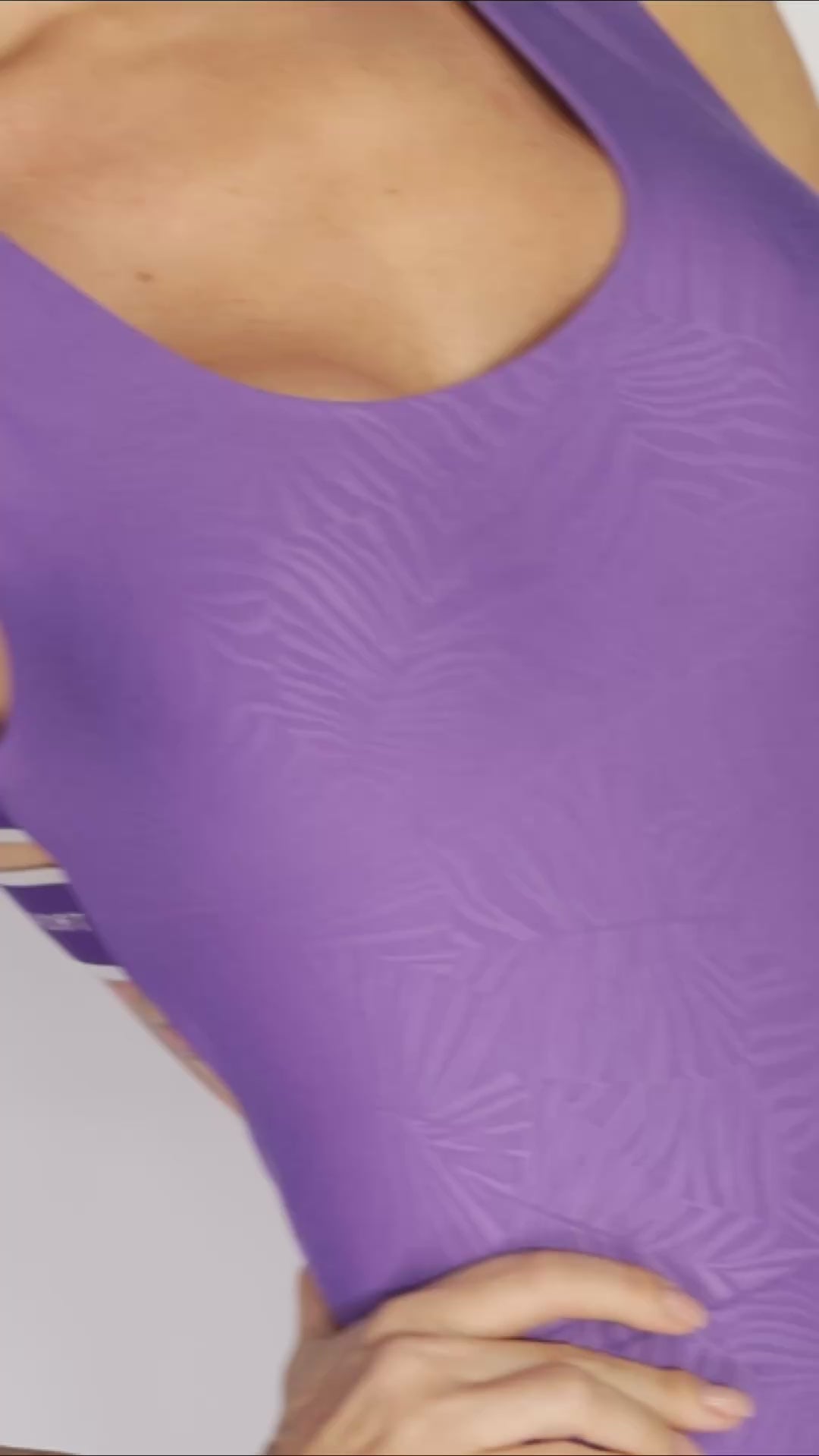 video presentazione di una tuta corta viola con pattern floreale